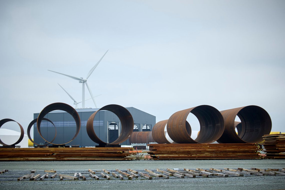 Vindkraftverk till havs under produktion. Nordsjöministrar, EU:s energikommissionär och industrin diskuterar konkurrenskraft, utveckling av grönt väte och finansiering av förnybar energi vid Nordsjötoppmötet 2024 i Odense hamn torsdagen den 24 oktober 2024. Foto: Robert Wengler / Scanpix Vindkraftverk till havs under produktion. Nordsjöministrar, EU:s energikommissionär och industrin diskuterar konkurrenskraft, utveckling av grönt väte och finansiering av förnybar energi vid Nordsjötoppmötet 2024 i Odense hamn torsdagen den 24 oktober 2024. Foto: Robert Wengler / Scanpix