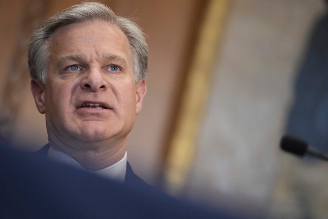 FBI-chefenChristopher Wray talar inför ett möte med Justice Department's Election Threats Task Force, den 4 september 2024, i Washington. Foto: Mark Schiefelbein / AP Photo FBI-chefenChristopher Wray talar inför ett möte med Justice Department's Election Threats Task Force, den 4 september 2024, i Washington. Foto: Mark Schiefelbein / AP Photo
