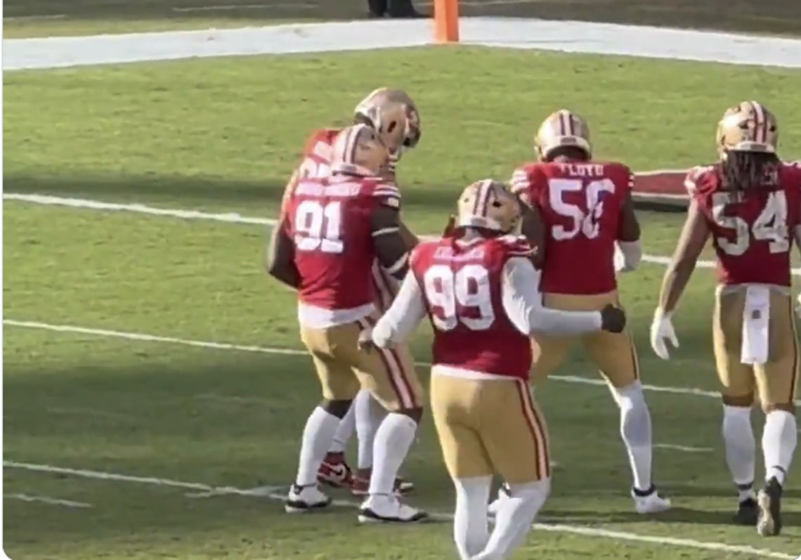 NFL-spelare firar sina prestationer på planen genom att dansa som Donald Trump. Foto: Skärmdump video X NFL-spelare firar sina prestationer på planen genom att dansa som Donald Trump. Foto: Skärmdump video X