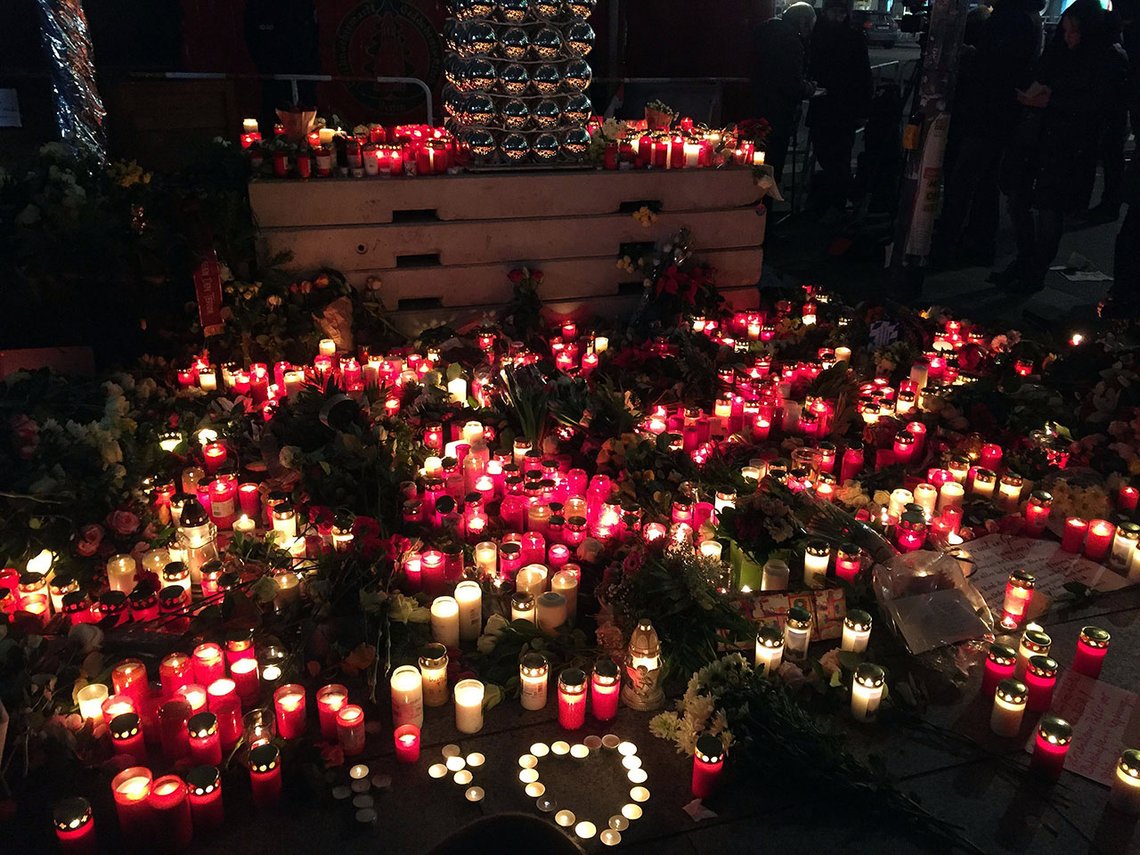 Lastbilsattacken på julmarknaden i Berlin den 20 december 2016 dödade tolv och skadade 48. Foto: EuroBill CC0 1.0 Lastbilsattacken på julmarknaden i Berlin den 20 december 2016 dödade tolv och skadade 48. Foto: EuroBill CC0 1.0