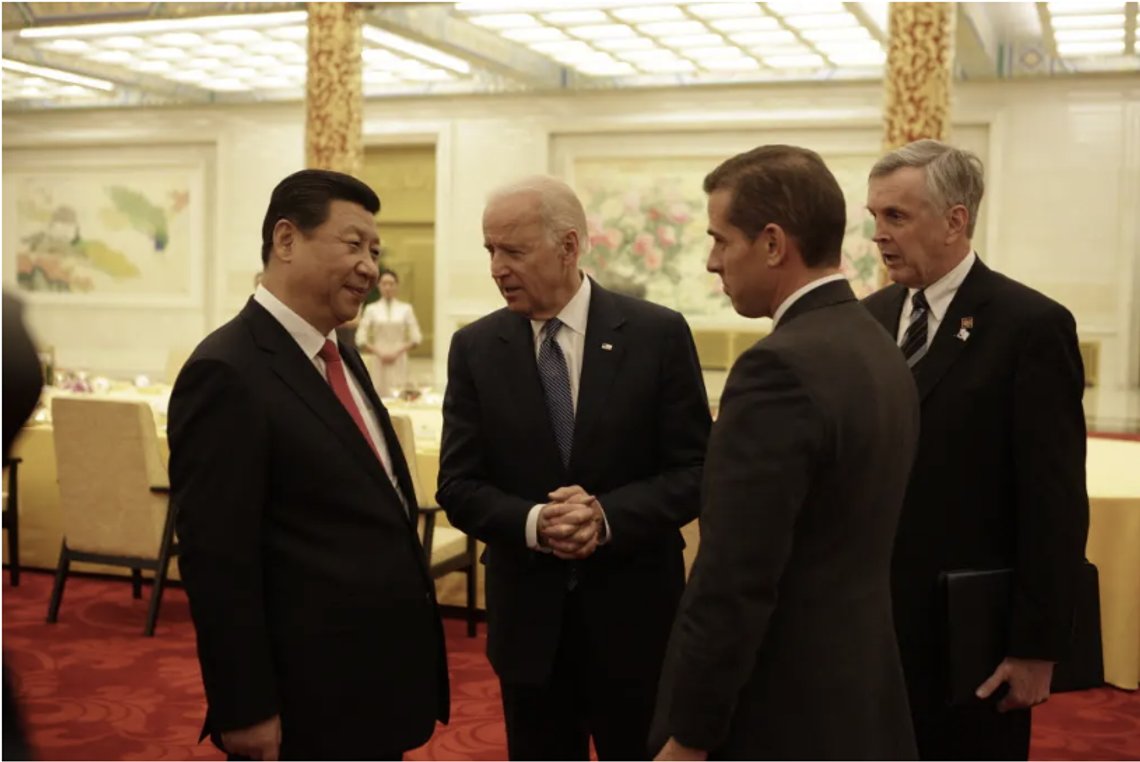 Vicepresident Joe Biden presenterar sin son Hunter Biden för Kinas president Xi Jinping i december 2013. Källa: National Archives Vicepresident Joe Biden presenterar sin son Hunter Biden för Kinas president Xi Jinping i december 2013. Källa: National Archives