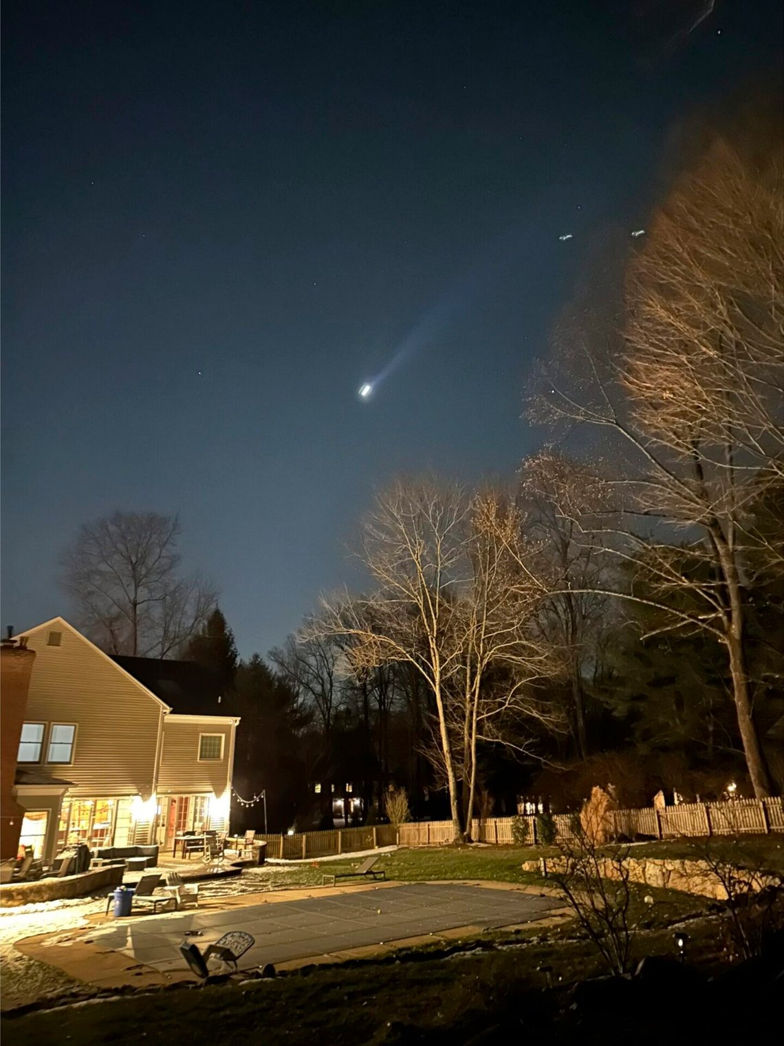 Det som tros vara drönare flyger över Bernardsville, New Jersey, den 5 december 2024. Foto: Brian Glenn / TMX via AP / NTB Det som tros vara drönare flyger över Bernardsville, New Jersey, den 5 december 2024. Foto: Brian Glenn / TMX via AP / NTB