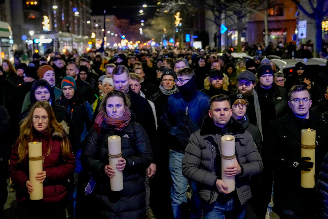 Anhängare till AfD deltar i ett offentligt möte framför katedralen i Magdeburg den 23 december 2024. Foto: Ebrahim Noroozi / AP / NTB. Anhängare till AfD deltar i ett offentligt möte framför katedralen i Magdeburg den 23 december 2024. Foto: Ebrahim Noroozi / AP / NTB.