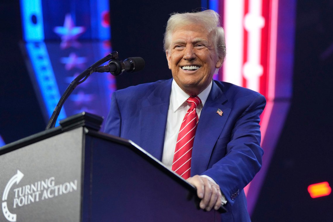 Donald Trump talar under Turning Point USA-evenemanget AmericaFest i Phoenix, Arizona, den 22 december 2024. Foto: Rick Scuteri / AP / NTB. Donald Trump talar under Turning Point USA-evenemanget AmericaFest i Phoenix, Arizona, den 22 december 2024. Foto: Rick Scuteri / AP / NTB.