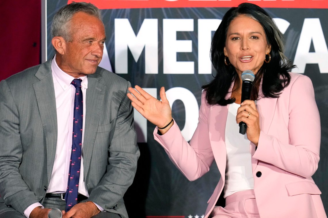 Den tidigare demokratiska representanten Tulsi Gabbard, till höger, talar medan tidigare oberoende presidentkandidaten Robert F. Kennedy, Jr. lyssnar under Donald Trumps kampanjevenemang, lördagen den 14 september 2024 i Glendale, Ariz. Foto: Ross D. Franklin / AP Photo Den tidigare demokratiska representanten Tulsi Gabbard, till höger, talar medan tidigare oberoende presidentkandidaten Robert F. Kennedy, Jr. lyssnar under Donald Trumps kampanjevenemang, lördagen den 14 september 2024 i Glendale, Ariz. Foto: Ross D. Franklin / AP Photo