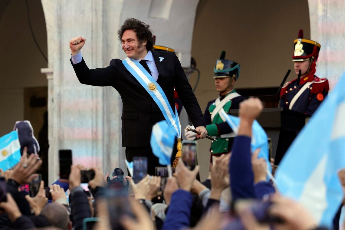 Argentinas president Javier Milei deltar i en ceremoni för att fira 214-årsdagen av majrevolutionen, som markerade början på landets självständighet från Spanien, i Cordoba, Argentina, den 25 maj 2024. Foto: Nicolas Aguilera / AP / NTB. Argentinas president Javier Milei deltar i en ceremoni för att fira 214-årsdagen av majrevolutionen, som markerade början på landets självständighet från Spanien, i Cordoba, Argentina, den 25 maj 2024. Foto: Nicolas Aguilera / AP / NTB.