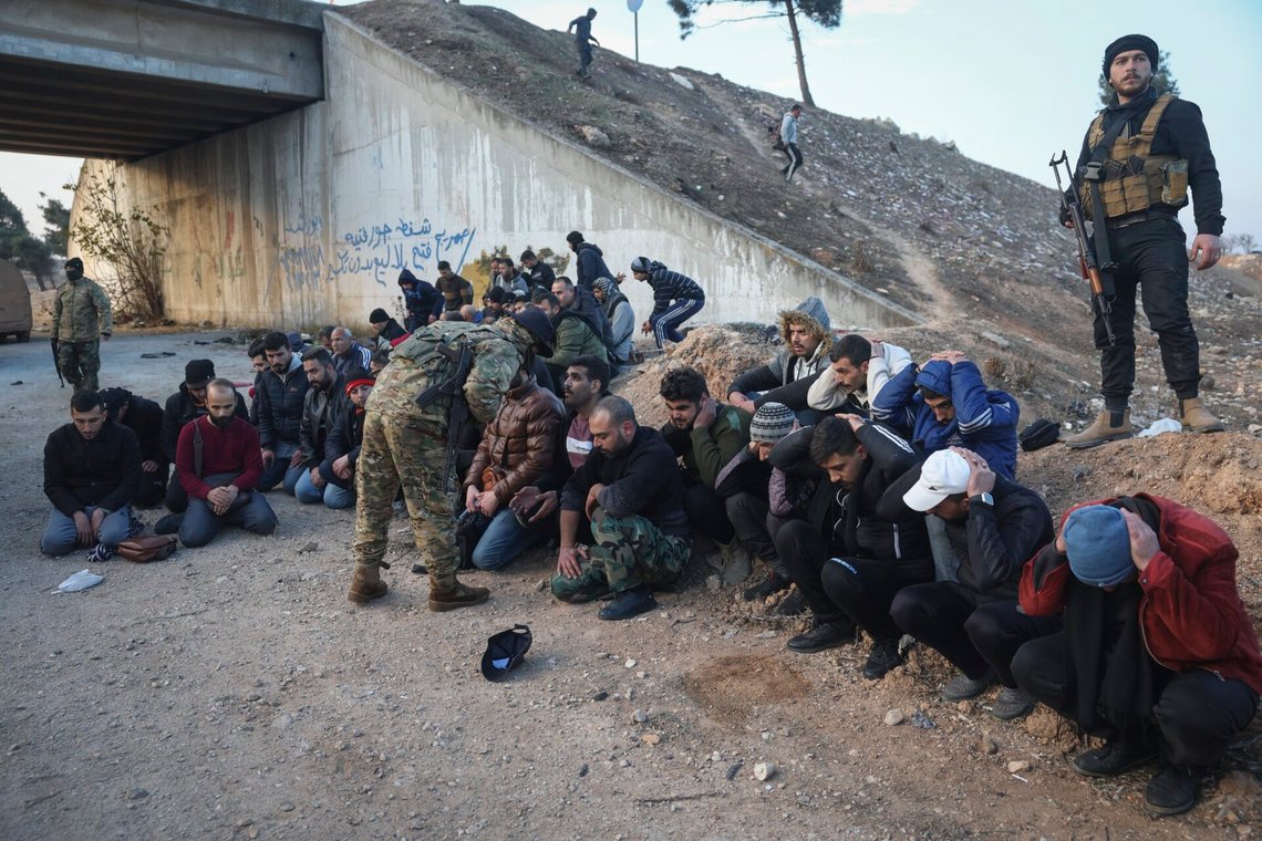 Tidigare regeringssoldater och statsanställda som tillfångatogs när syriska rebeller ryckte in i Damaskus på söndagskvällen. Foto: AP / NTB Tidigare regeringssoldater och statsanställda som tillfångatogs när syriska rebeller ryckte in i Damaskus på söndagskvällen. Foto: AP / NTB
