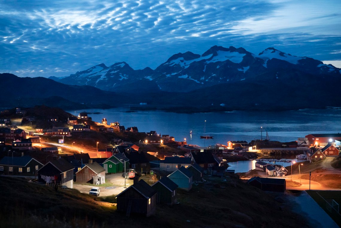 Det är ljus i husen efter solnedgången i Tasiilaq på Grönland den 16 augusti 2019. Foto: Felipe Dana / AP / NTB. Det är ljus i husen efter solnedgången i Tasiilaq på Grönland den 16 augusti 2019. Foto: Felipe Dana / AP / NTB.