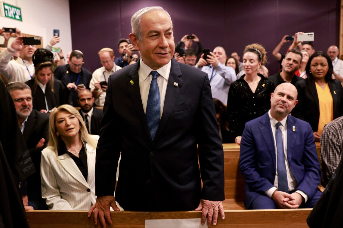 Israels premiärminister Benjamin Netanyahu i domstolen i Tel Aviv. Nu har han fått några dagars ledighet och en del undrar om det betyder att en attack mot Iran är nära förestående. Foto: Menahem Kahana / Pool / AP / NTB Israels premiärminister Benjamin Netanyahu i domstolen i Tel Aviv. Nu har han fått några dagars ledighet och en del undrar om det betyder att en attack mot Iran är nära förestående. Foto: Menahem Kahana / Pool / AP / NTB
