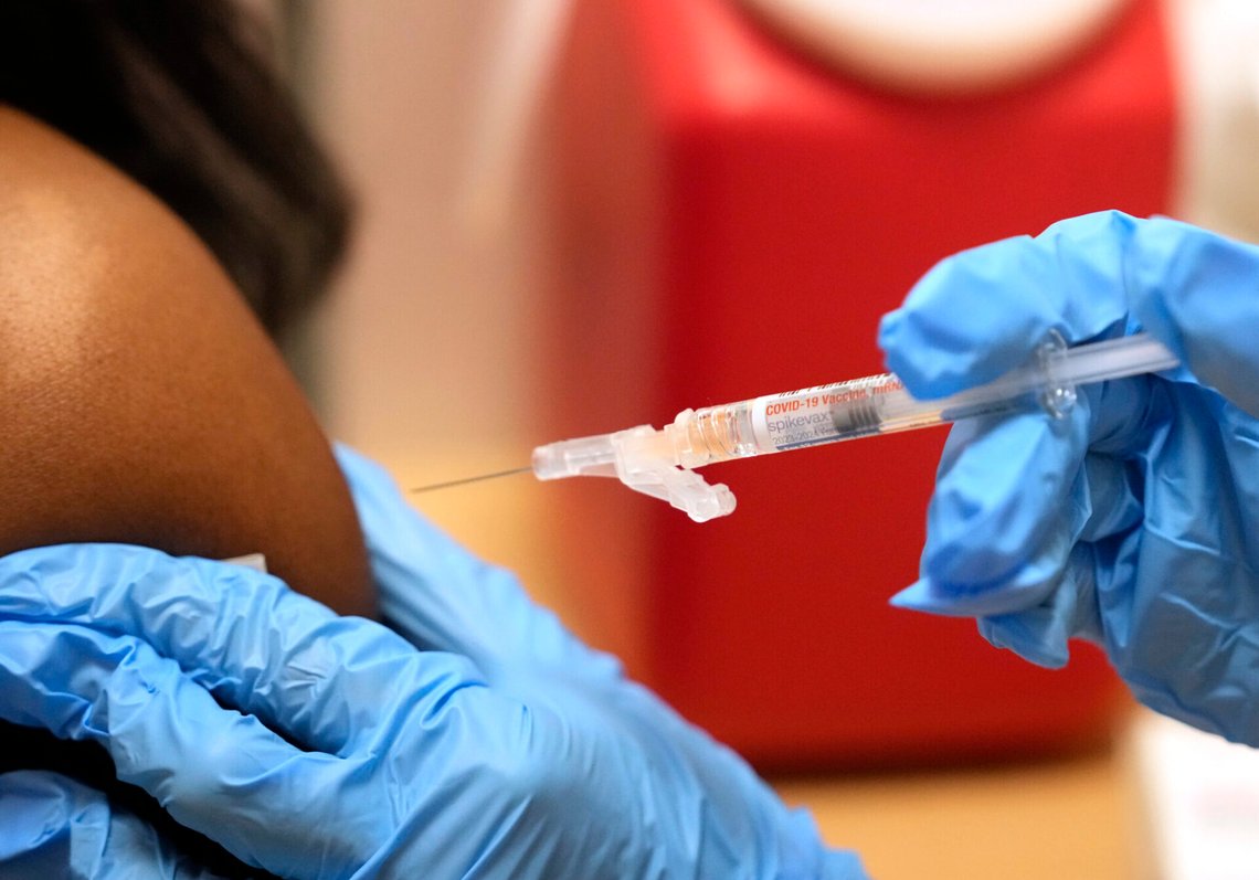En farmaceut administrerar ett Moderna Spikevax covid-19-vaccin på ett apotek i Cypress, Texas, den 20 september 2023. Foto: Melissa Phillip/Houston Chronicle via AP/NTB. En farmaceut administrerar ett Moderna Spikevax covid-19-vaccin på ett apotek i Cypress, Texas, den 20 september 2023. Foto: Melissa Phillip/Houston Chronicle via AP/NTB.