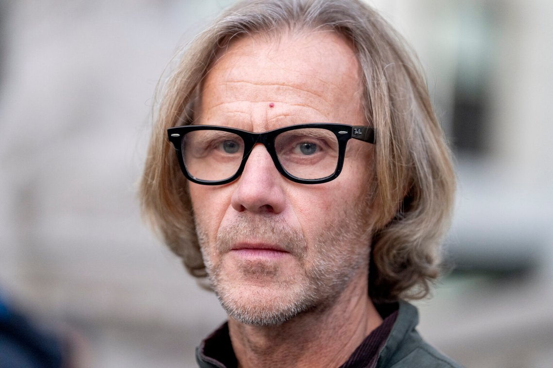 Chefen för Amnesty Norge, John Peder Egenæs, under en demonstration till stöd för iranska kvinnor framför Stortinget i Oslo. Totalt har 52 personer mist livet i sammandrabbningar med säkerhetsstyrkor under demonstrationer mot regeringen i Iran, enligt Amnesty. Iran slår till mot rikstäckande protester som uppstått efter 22-åriga Mahsa Aminis död. Amini greps i september 2022 efter att ha brutit mot landets strikta klädkod för kvinnor. Orsaken till hennes död är fortfarande okänd. Foto: Javad Parsa / NTB Chefen för Amnesty Norge, John Peder Egenæs, under en demonstration till stöd för iranska kvinnor framför Stortinget i Oslo. Totalt har 52 personer mist livet i sammandrabbningar med säkerhetsstyrkor under demonstrationer mot regeringen i Iran, enligt Amnesty. Iran slår till mot rikstäckande protester som uppstått efter 22-åriga Mahsa Aminis död. Amini greps i september 2022 efter att ha brutit mot landets strikta klädkod för kvinnor. Orsaken till hennes död är fortfarande okänd. Foto: Javad Parsa / NTB