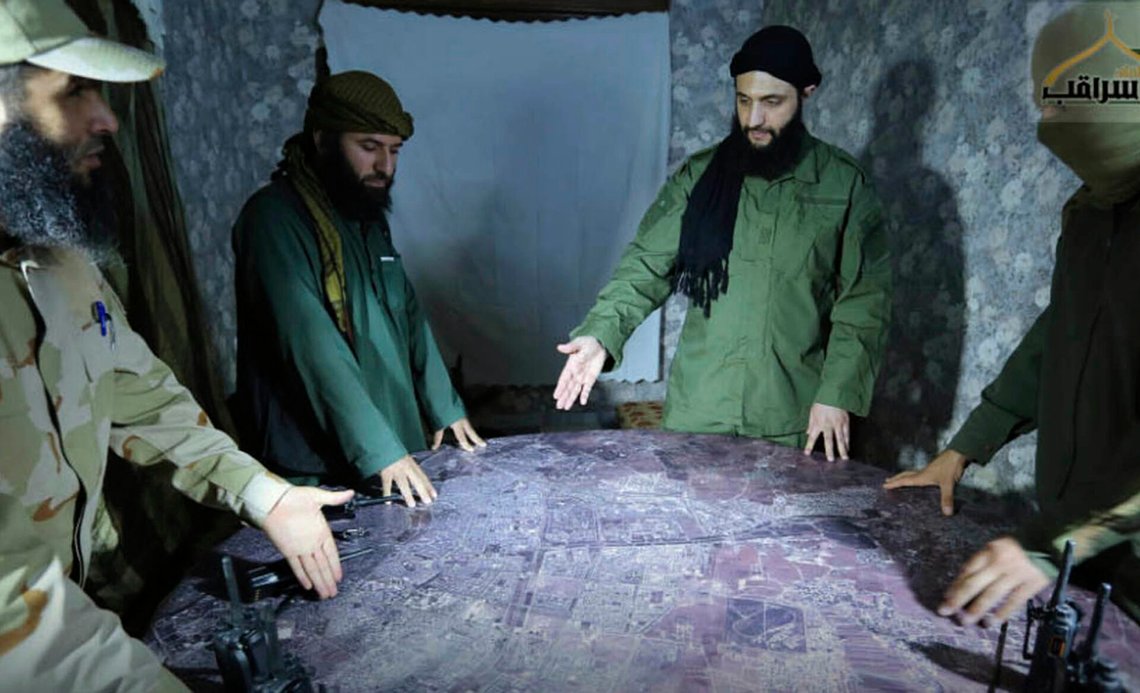 Detta odaterade foto som släpptes av en militant grupp 2016 visar Abu Mohammed al-Golani, ledaren för Syriens al-Qaida-förbund, näst från höger, diskutera slagfältsdetaljer med befälhavare i Aleppo, Syrien. Photo: Militant UGC / AP Detta odaterade foto som släpptes av en militant grupp 2016 visar Abu Mohammed al-Golani, ledaren för Syriens al-Qaida-förbund, näst från höger, diskutera slagfältsdetaljer med befälhavare i Aleppo, Syrien. Photo: Militant UGC / AP