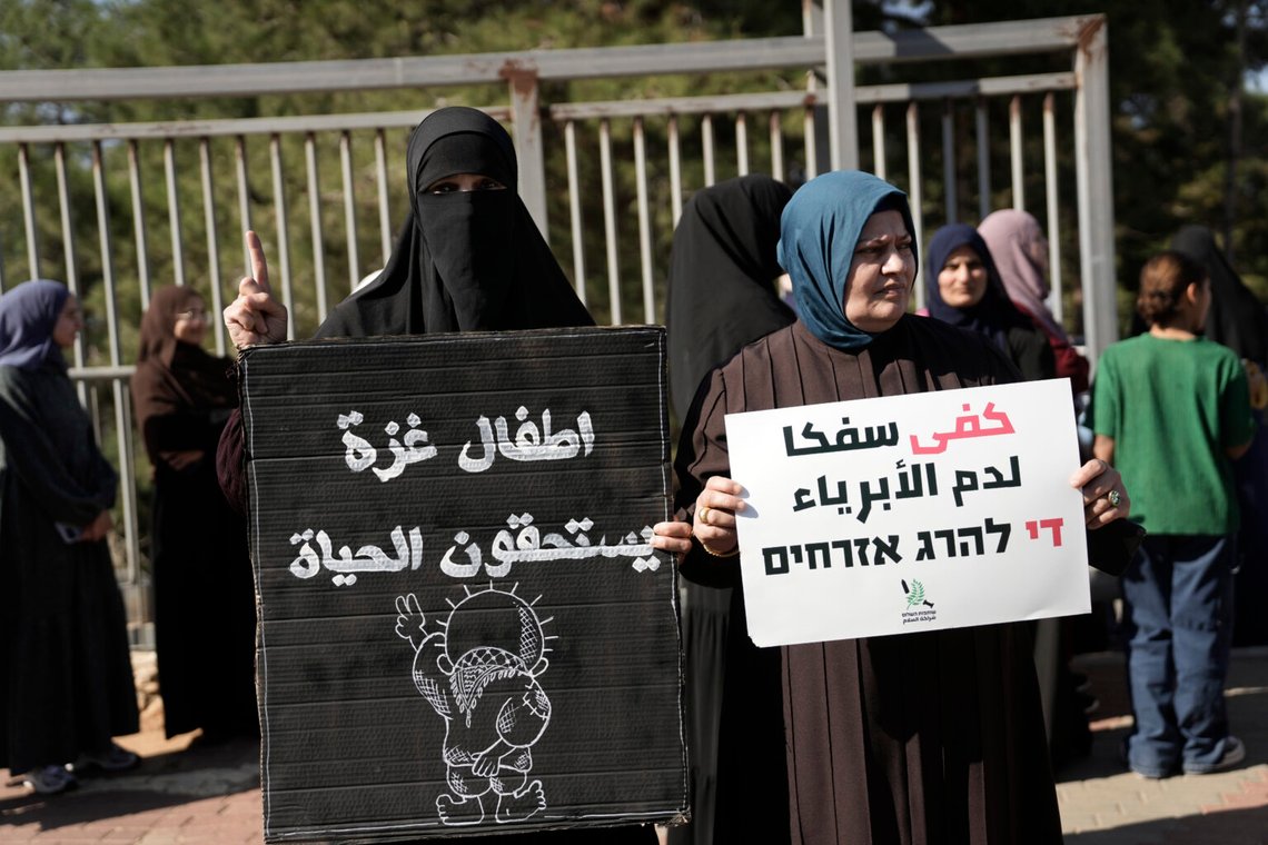 Kvinnor håller arabiska plakat där det står "Gazas barn förtjänar livet", vänster och "Sluta utgjuta oskyldigt blod", när under en demontsration mot Israel på Gazaremsan, i Umm al-Fahm, Israel, 15 november 2024. Foto: Mahmoud Illean / AP Photo Kvinnor håller arabiska plakat där det står "Gazas barn förtjänar livet", vänster och "Sluta utgjuta oskyldigt blod", när under en demontsration mot Israel på Gazaremsan, i Umm al-Fahm, Israel, 15 november 2024. Foto: Mahmoud Illean / AP Photo