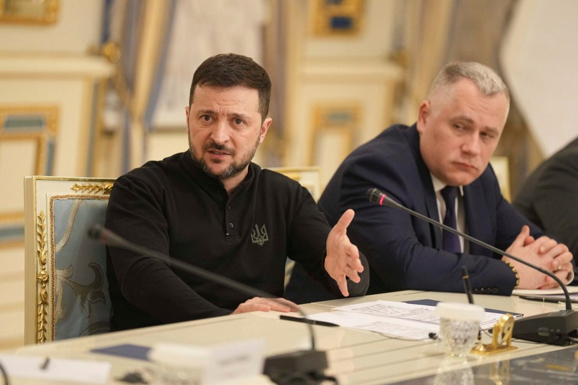 Volodymyr Zelenskyj talar under ett möte med Estlands premiärminister Kristen Michal i Kiev den 9 december 2024. Foto: Evgeniy Maloletka / AP / NTB Volodymyr Zelenskyj talar under ett möte med Estlands premiärminister Kristen Michal i Kiev den 9 december 2024. Foto: Evgeniy Maloletka / AP / NTB