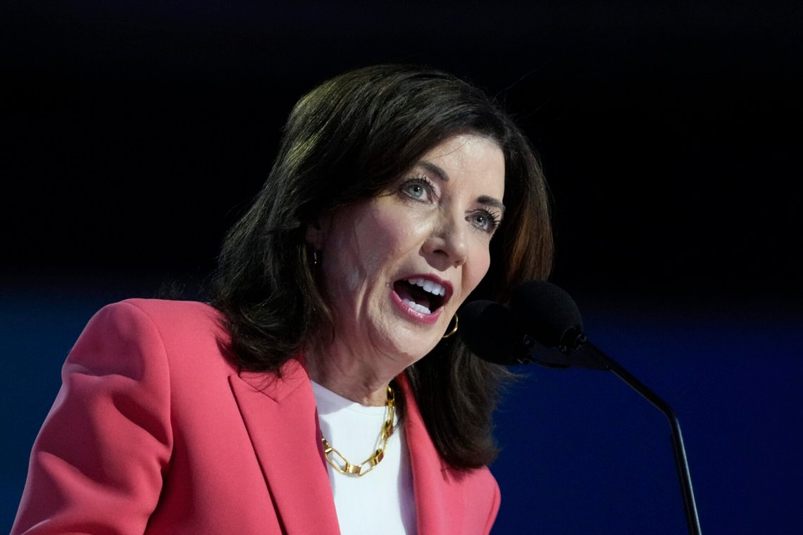 Kathy Hochul talar under Demokraternas nationella konvent i Chicago den 19 augusti 2024. Foto: Paul Sancya / AP / NTB. Kathy Hochul talar under Demokraternas nationella konvent i Chicago den 19 augusti 2024. Foto: Paul Sancya / AP / NTB.