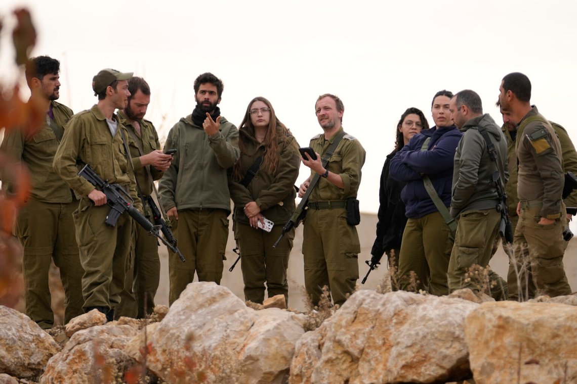 Israeliska soldater tittar på berget där den så kallade alfalinjen som skiljer de israeliskt annekterade Golanhöjderna från Syrien ligger, i staden Majdal Shams, 11 december 2024. Foto: Matias Delacroix / AP Photo Israeliska soldater tittar på berget där den så kallade alfalinjen som skiljer de israeliskt annekterade Golanhöjderna från Syrien ligger, i staden Majdal Shams, 11 december 2024. Foto: Matias Delacroix / AP Photo