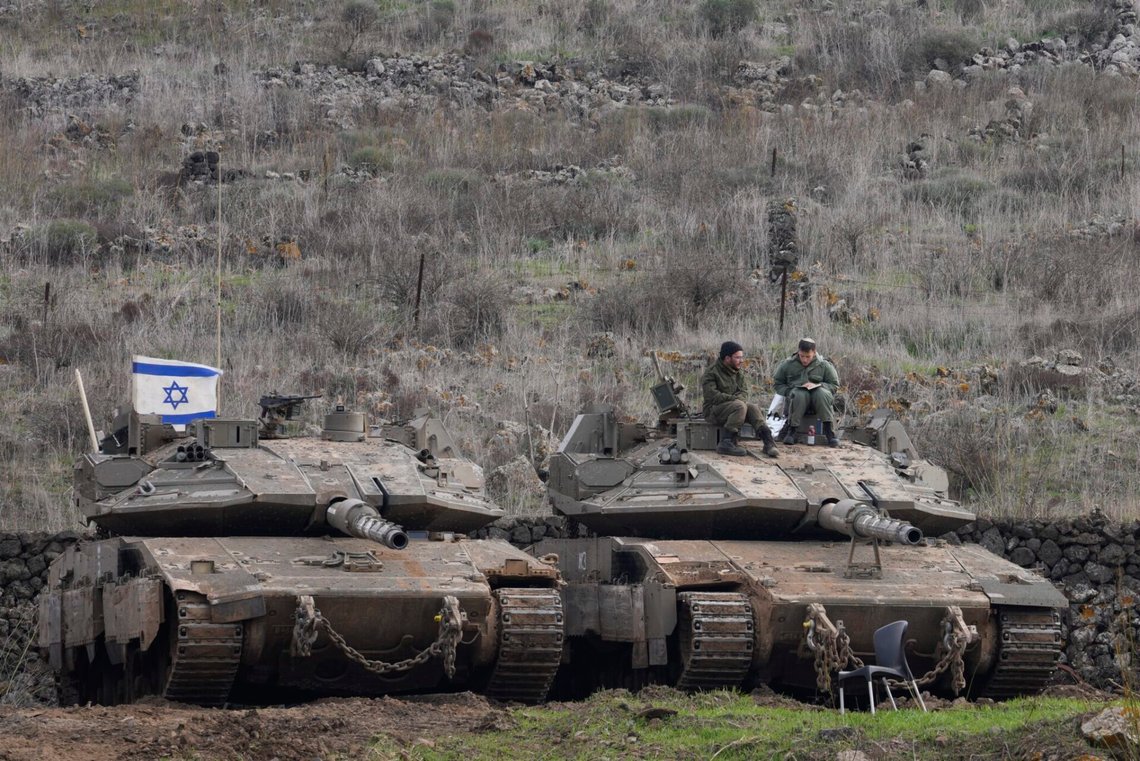 Israeliska soldater sitter på en stridsvagn på Golanhöjderna den 7 december 2024. Foto: Matias Delacroix / AP / NTB Israeliska soldater sitter på en stridsvagn på Golanhöjderna den 7 december 2024. Foto: Matias Delacroix / AP / NTB