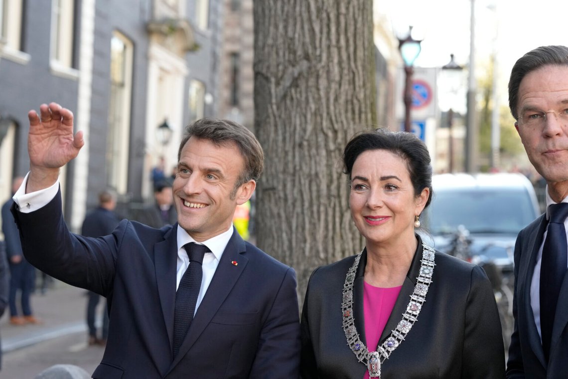Frankrikes president Emmanuel Macron, vänster, och Nederländernas premiärminister Mark Rutte, höger, anländer till borgmästare Femke Halsemas residens, i mitten, i Amsterdam, Nederländerna, 12 april 2023. Foto: Peter Dejong / AP Photo Frankrikes president Emmanuel Macron, vänster, och Nederländernas premiärminister Mark Rutte, höger, anländer till borgmästare Femke Halsemas residens, i mitten, i Amsterdam, Nederländerna, 12 april 2023. Foto: Peter Dejong / AP Photo