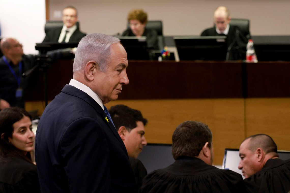 Benjamin Netanyahu anländer till en domstol i Tel Aviv där korruptionsfallet mot Israels premiärminister pågår, den 10 december 2024. Foto: Menahem Kahana / Pool Photo via AP / NTB. Benjamin Netanyahu anländer till en domstol i Tel Aviv där korruptionsfallet mot Israels premiärminister pågår, den 10 december 2024. Foto: Menahem Kahana / Pool Photo via AP / NTB.
