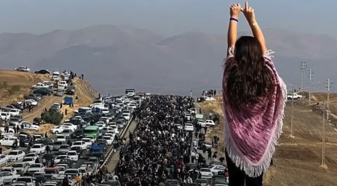En obeslöjad iransk kvinna under protesterna Women, Life, Freedom i Iran 2022. Snart riskerar hon dödsstraff. Foto: Skärmdump video YouTube En obeslöjad iransk kvinna under protesterna Women, Life, Freedom i Iran 2022. Snart riskerar hon dödsstraff. Foto: Skärmdump video YouTube
