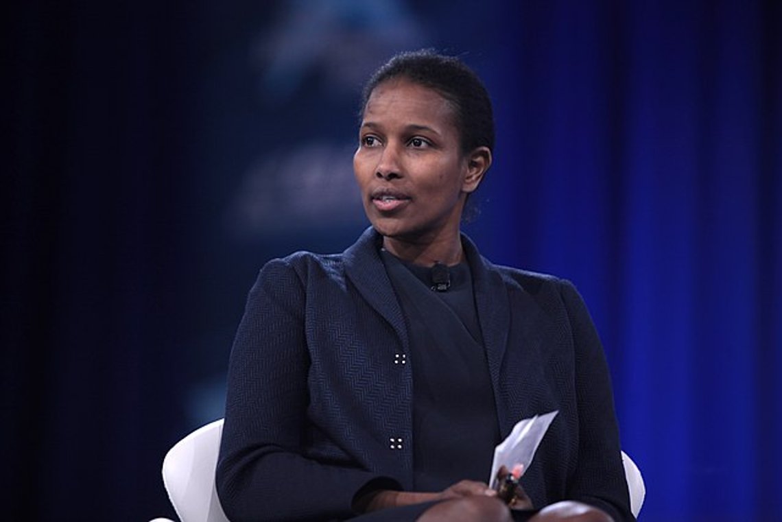 Ayaan Hirsi Ali menar att Sverige har imploderat och behöver hjälp. Foto: Gage Skidmore / Wikimedia Commons Ayaan Hirsi Ali menar att Sverige har imploderat och behöver hjälp. Foto: Gage Skidmore / Wikimedia Commons