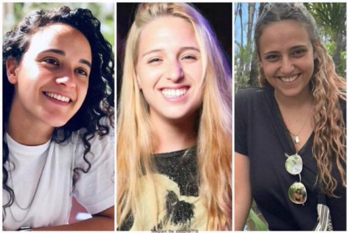 De tre gisslan Romi Gonen, Emily Damari och Doron Steinbrecher hölls fångna i Gaza i 471 dagar. Hamas fick hjälp av FN-organisationen UNRWA som de norska myndigheterna stöttade med nästan en halv miljard kronor 2024. Foto: Rick Scot / X De tre gisslan Romi Gonen, Emily Damari och Doron Steinbrecher hölls fångna i Gaza i 471 dagar. Hamas fick hjälp av FN-organisationen UNRWA som de norska myndigheterna stöttade med nästan en halv miljard kronor 2024. Foto: Rick Scot / X
