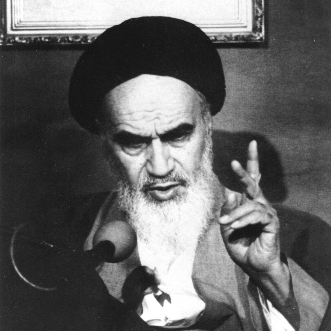Ayatollah Khomeini talar i Teheran i augusti 1980, ett och ett halvt år efter den islamiska revolutionen i Iran. Mindre än nio år senare utvidgade han den islamiska jurisdiktionen till hela världen. Foto: AP / NTB. Ayatollah Khomeini talar i Teheran i augusti 1980, ett och ett halvt år efter den islamiska revolutionen i Iran. Mindre än nio år senare utvidgade han den islamiska jurisdiktionen till hela världen. Foto: AP / NTB.