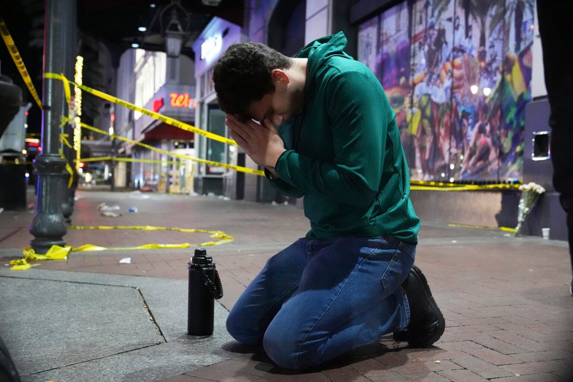 Matthias Hauswirth från New Orleans ber på gatan nära platsen där en IS-inspirerad terrorist körde en bil in i en folkmassa på Bourbon Street i New Orleans, den 1 januari 2025. Foto: George Walker IV/ AP / NTB Matthias Hauswirth från New Orleans ber på gatan nära platsen där en IS-inspirerad terrorist körde en bil in i en folkmassa på Bourbon Street i New Orleans, den 1 januari 2025. Foto: George Walker IV/ AP / NTB