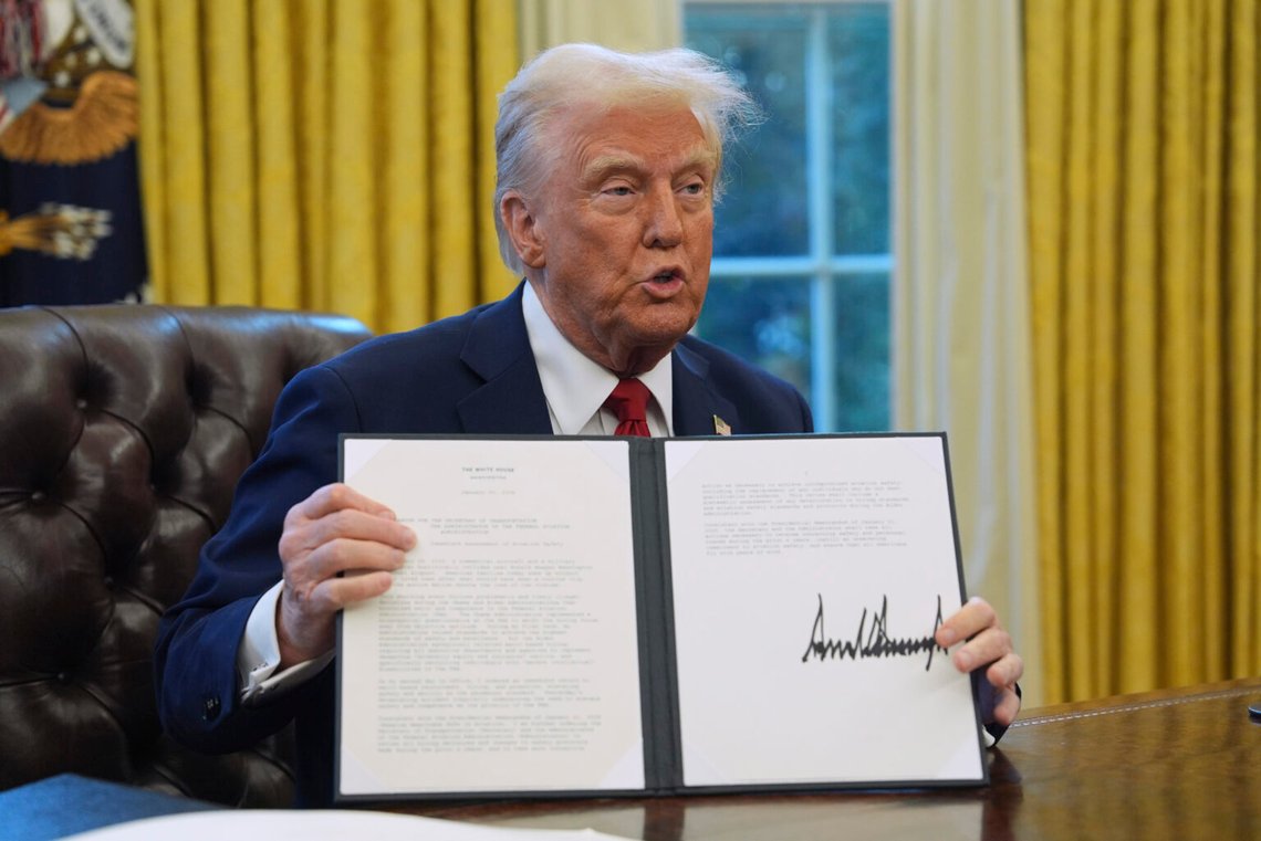 Trump deklarerade i går att USA kommer att införa tullar på varor från grannländerna redan i morgon om de inte får kontroll över sina gränser. Foto: Evan Vucci / AP Photo / NTB Trump deklarerade i går att USA kommer att införa tullar på varor från grannländerna redan i morgon om de inte får kontroll över sina gränser. Foto: Evan Vucci / AP Photo / NTB