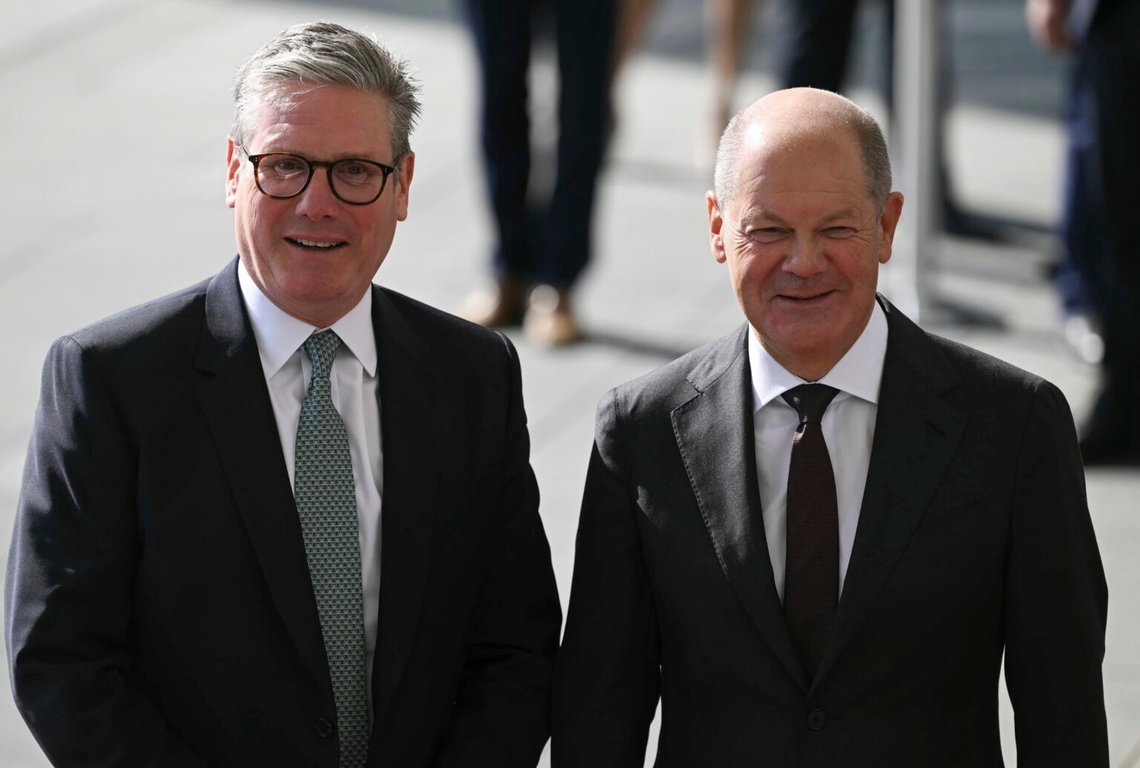 Tysklands förbundskansler Olaf Scholz, till höger, hälsar Storbritanniens premiärminister Keir Starmer när han anländer till kanslihuset i Berlin i Berlin, den 28 augusti 2024. Foto: Justin Tallis / Pool Foto via AP Tysklands förbundskansler Olaf Scholz, till höger, hälsar Storbritanniens premiärminister Keir Starmer när han anländer till kanslihuset i Berlin i Berlin, den 28 augusti 2024. Foto: Justin Tallis / Pool Foto via AP
