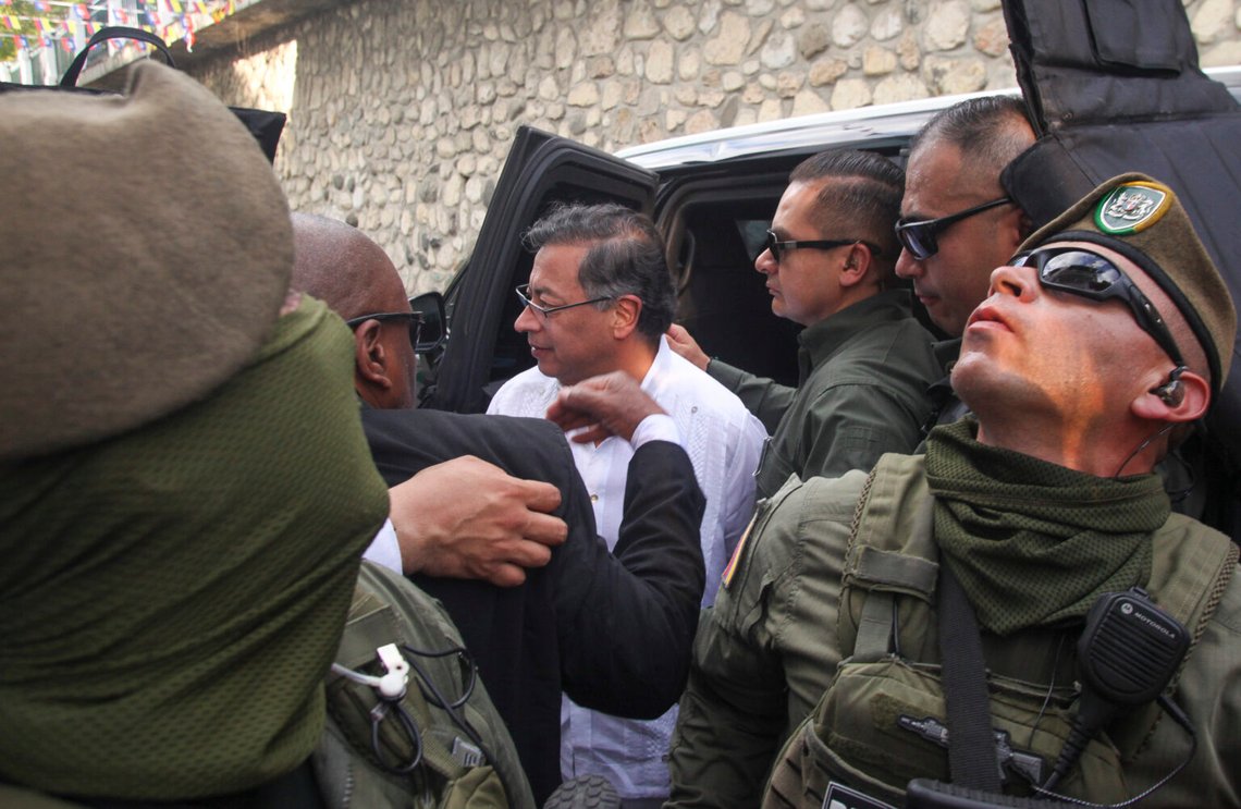 Colombias president Gustavo Petro, i mitten, kliver ur en bil med sin säkerhetsdetalj under ett besök i Jacmel, Haiti, onsdagen den 22 januari 2025. Foto: Patrice Noel / AP Photo Colombias president Gustavo Petro, i mitten, kliver ur en bil med sin säkerhetsdetalj under ett besök i Jacmel, Haiti, onsdagen den 22 januari 2025. Foto: Patrice Noel / AP Photo