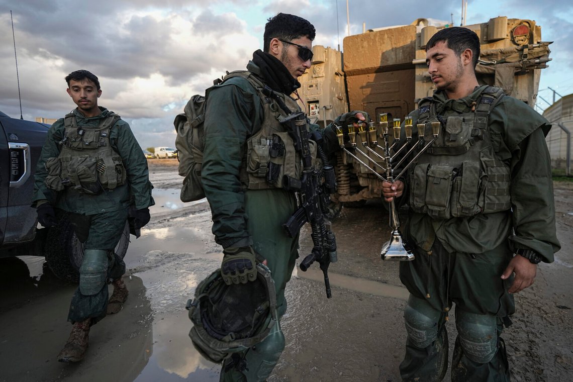 Israeliska soldater tände ett ljus på den sjunde natten av Hanukkah innan de utplacerades till Gazaremsan nära gränsen mellan Israel och Gaza i södra Israel, 31 december 2024. Foto: Tsafrir Abayov / AP Photo Israeliska soldater tände ett ljus på den sjunde natten av Hanukkah innan de utplacerades till Gazaremsan nära gränsen mellan Israel och Gaza i södra Israel, 31 december 2024. Foto: Tsafrir Abayov / AP Photo