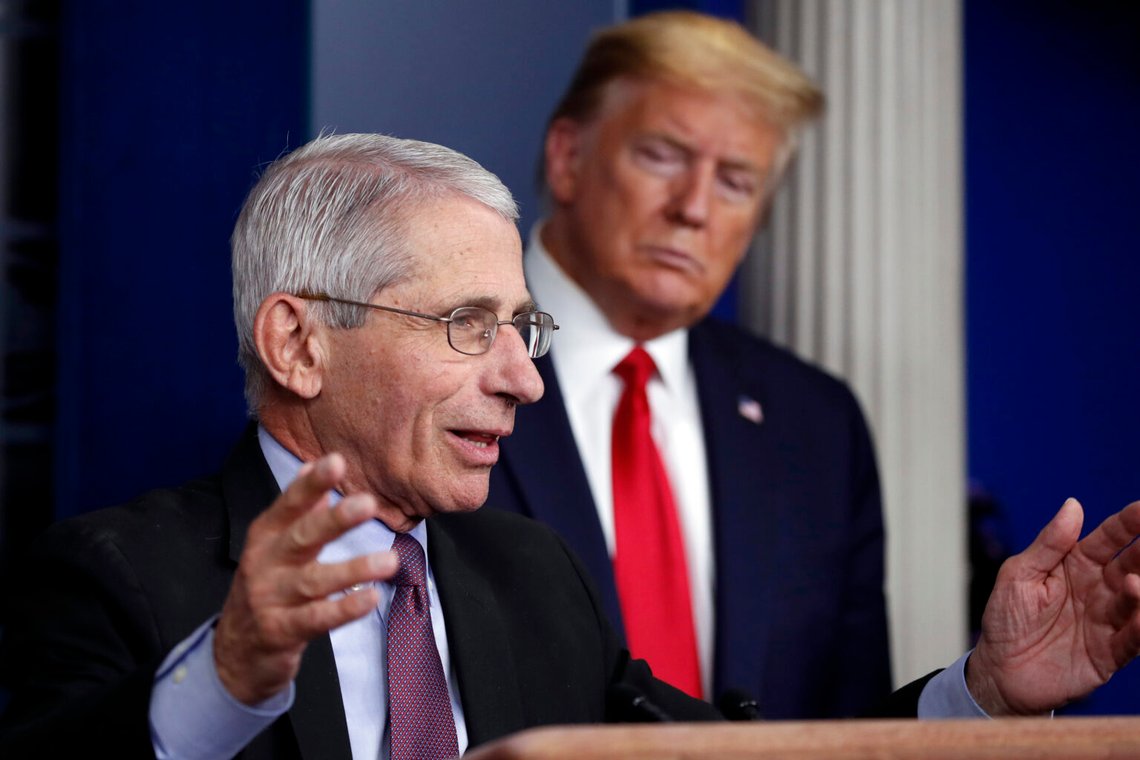 President Donald Trump tittar på när Dr Anthony Fauci, chef för National Institute of Allergy and Infectious Diseases, talar om coronaviruset i James Brady Press Briefing Room i Vita huset den 22 april 2020 i Washington. Foto: Alex Brandon / AP Photo President Donald Trump tittar på när Dr Anthony Fauci, chef för National Institute of Allergy and Infectious Diseases, talar om coronaviruset i James Brady Press Briefing Room i Vita huset den 22 april 2020 i Washington. Foto: Alex Brandon / AP Photo