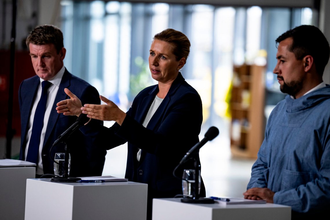 Danmarks statsminister Mette Frederiksen, advokat Aksel V. Johannesen och Grönlands regeringschef Múte Bourup Egede under en presskonferens på Aalborgs flygplats den 27 augusti 2024. Foto: René Schütze / Scanpix 2024 via NTB. Danmarks statsminister Mette Frederiksen, advokat Aksel V. Johannesen och Grönlands regeringschef Múte Bourup Egede under en presskonferens på Aalborgs flygplats den 27 augusti 2024. Foto: René Schütze / Scanpix 2024 via NTB.