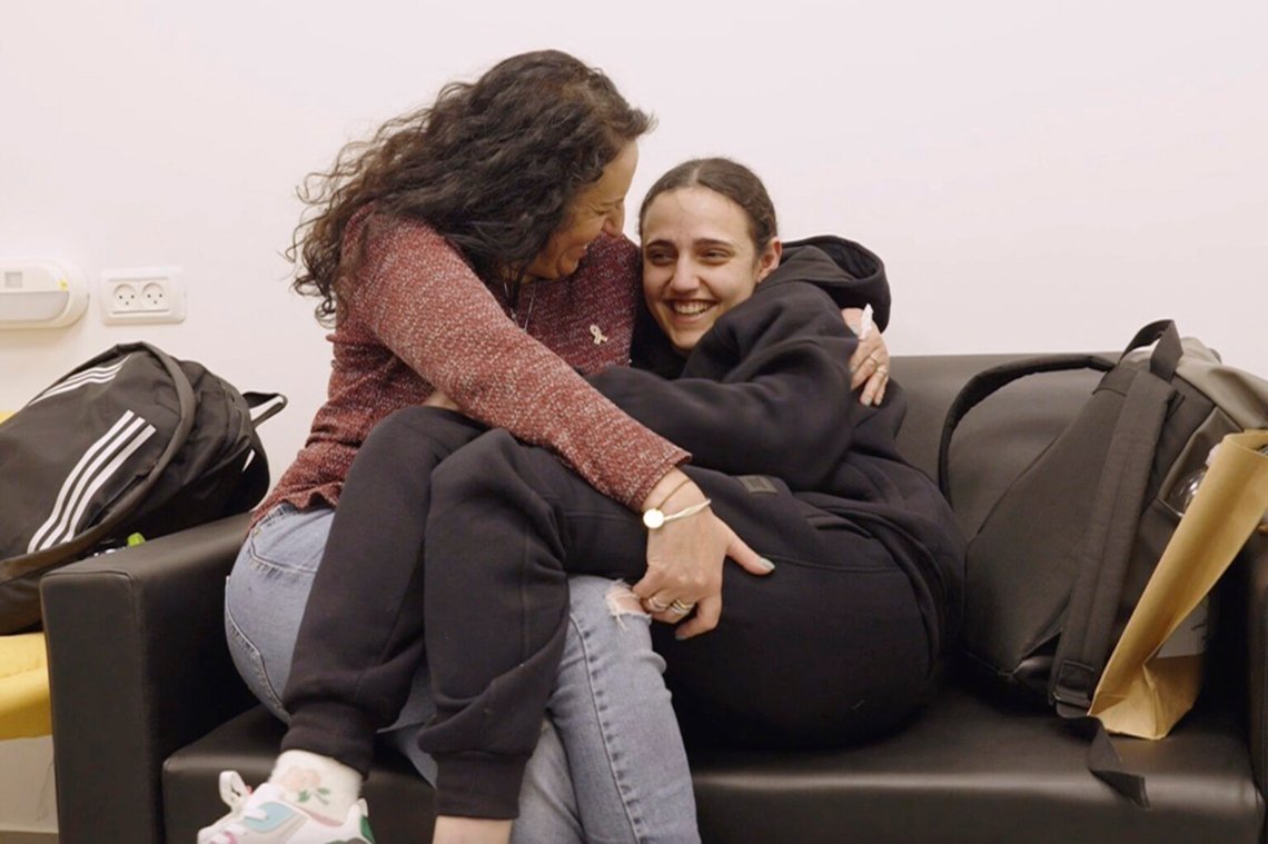 Romi Gonen (till höger) med sin mamma efter att ha släppts i söndags. Foto: IDF / AP / NTB Romi Gonen (till höger) med sin mamma efter att ha släppts i söndags. Foto: IDF / AP / NTB