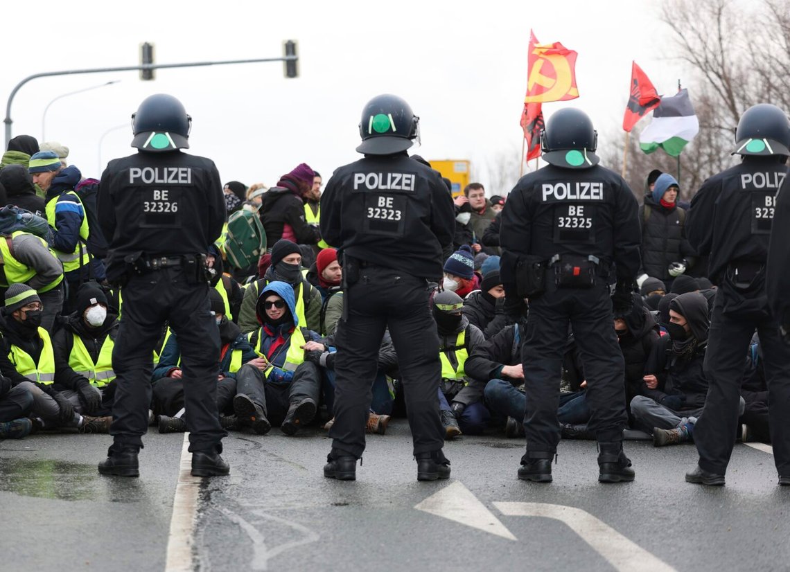 Kravallpolis måste försvara förtroendevalda i Tysklands näst största parti, AfD, mot den våldsamma mobben, även kallad demonstranter. Det är så en nation förfaller, och hela Europa dras ner i avgrunden. Foto: Jan Woitas / DPA / AP / NTB Kravallpolis måste försvara förtroendevalda i Tysklands näst största parti, AfD, mot den våldsamma mobben, även kallad demonstranter. Det är så en nation förfaller, och hela Europa dras ner i avgrunden. Foto: Jan Woitas / DPA / AP / NTB
