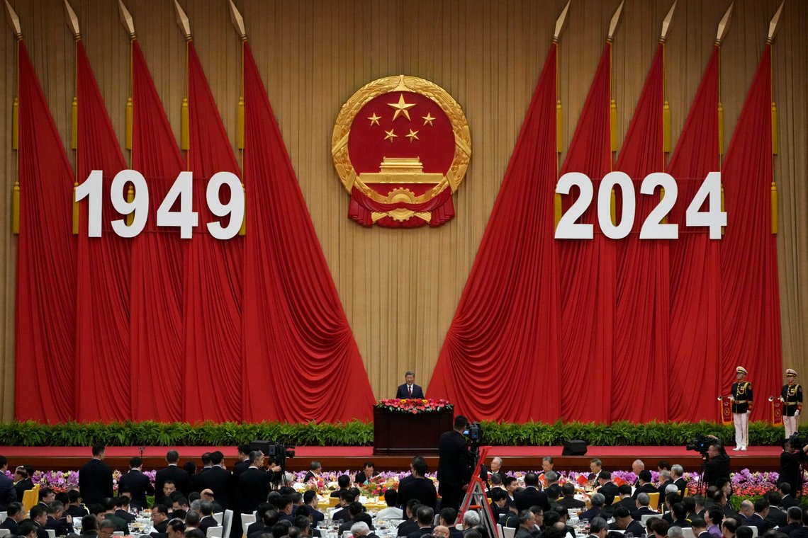 Kinas president Xi Jinping håller sitt tal vid en middag för att markera 75-årsdagen av grundandet av Folkrepubliken Kina, i Folkets stora sal i Peking, 30 september 2024. Foto: Andy Wong / AP Photo Kinas president Xi Jinping håller sitt tal vid en middag för att markera 75-årsdagen av grundandet av Folkrepubliken Kina, i Folkets stora sal i Peking, 30 september 2024. Foto: Andy Wong / AP Photo