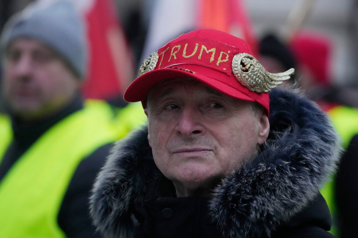 Polska bönder protesterar utanför EU-kommissionens representationskontor mot det planerade handelsavtalet mellan EU och sydamerikanska nationer inom Mercosur och Green Deal-politiken på den officiella invigningsdagen för det polska ordförandeskapet för Europeiska unionens råd i Warszawa, Polen, 3 januari 2025. (Foto: Czarek Sokolowski / AP Photo Polska bönder protesterar utanför EU-kommissionens representationskontor mot det planerade handelsavtalet mellan EU och sydamerikanska nationer inom Mercosur och Green Deal-politiken på den officiella invigningsdagen för det polska ordförandeskapet för Europeiska unionens råd i Warszawa, Polen, 3 januari 2025. (Foto: Czarek Sokolowski / AP Photo