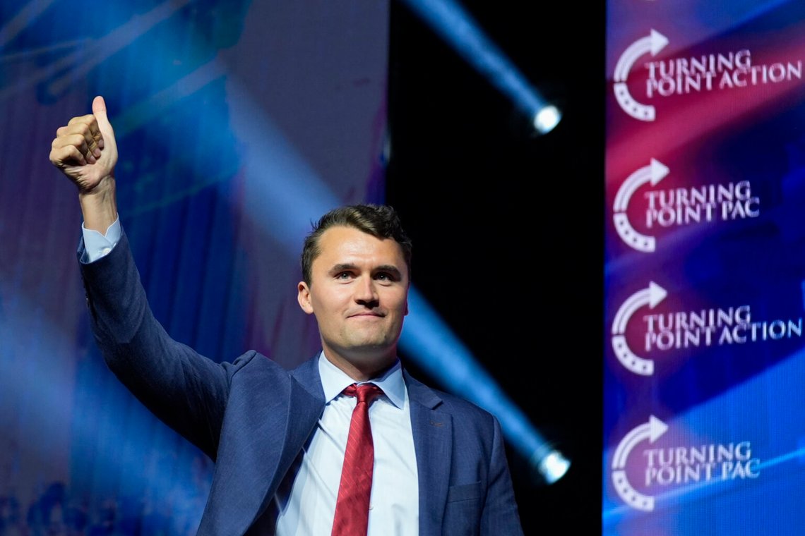 Turning Point USA:s grundare Charlie Kirk anländer för att tala inför den republikanska presidentkandidaten före detta president Donald Trump under ett kampanjmöte på Thomas & Mack Center, 24 oktober 2024, i Las Vegas. Foto: Alex Brandon / AP Photo Turning Point USA:s grundare Charlie Kirk anländer för att tala inför den republikanska presidentkandidaten före detta president Donald Trump under ett kampanjmöte på Thomas & Mack Center, 24 oktober 2024, i Las Vegas. Foto: Alex Brandon / AP Photo