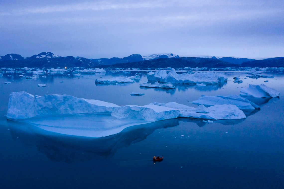 En liten båt navigerar nära isberg utanför staden Kulusuk (med 240 invånare) på östra Grönland. Foto: Felipe Dana / AP / NTB. En liten båt navigerar nära isberg utanför staden Kulusuk (med 240 invånare) på östra Grönland. Foto: Felipe Dana / AP / NTB.