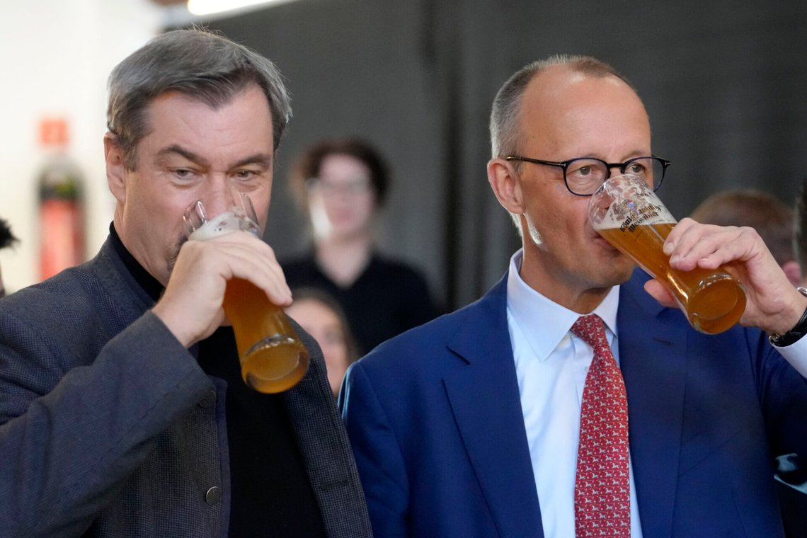 CSU-ledaren Markus Söder och CDU-ledaren Friedrich Merz tar en öl under ett event i Brilon den 19 januari 2025. Foto: Martin Meissner / AP / NTB. CSU-ledaren Markus Söder och CDU-ledaren Friedrich Merz tar en öl under ett event i Brilon den 19 januari 2025. Foto: Martin Meissner / AP / NTB.
