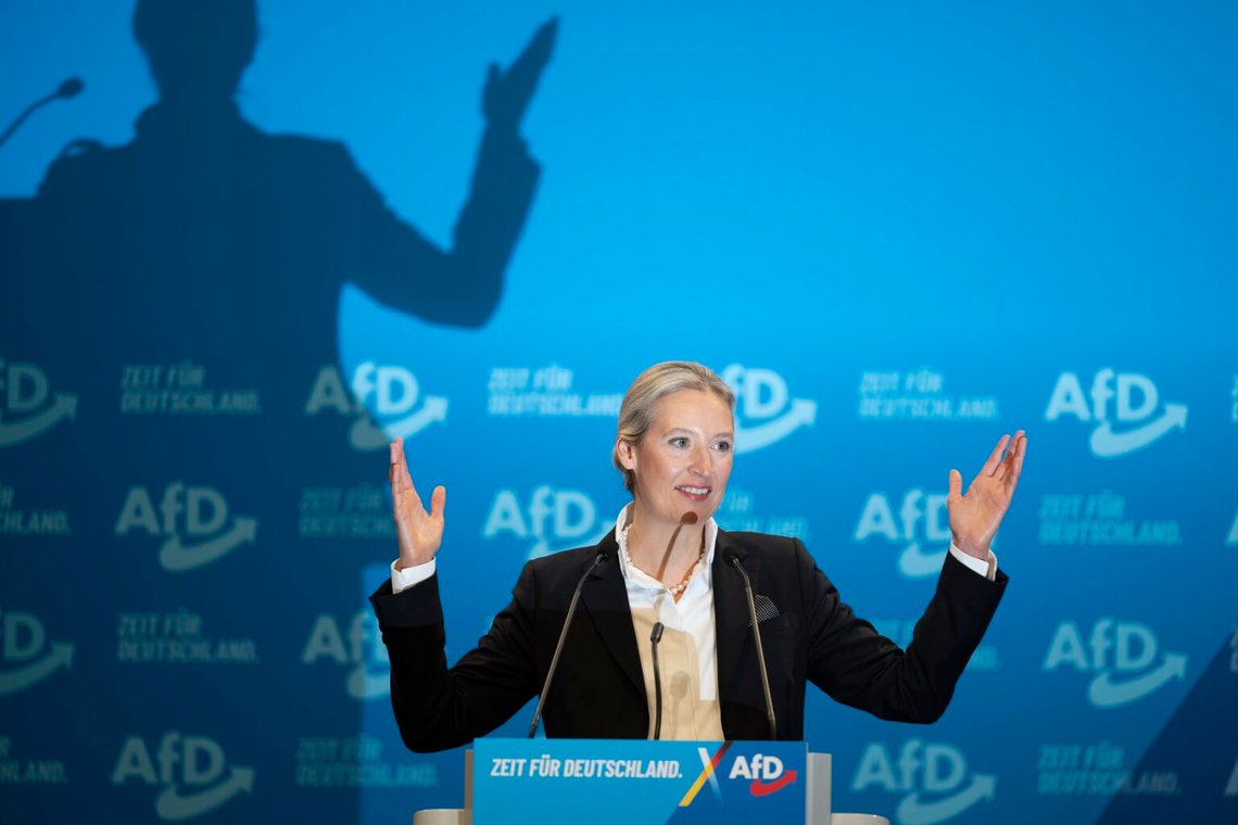 AfD-ledaren Alice Weidel talar under partiets rikskonferens i Riesa den 11 januari 2025. Foto: Sebastian Kahnert / DPA via AP / NTB. AfD-ledaren Alice Weidel talar under partiets rikskonferens i Riesa den 11 januari 2025. Foto: Sebastian Kahnert / DPA via AP / NTB.