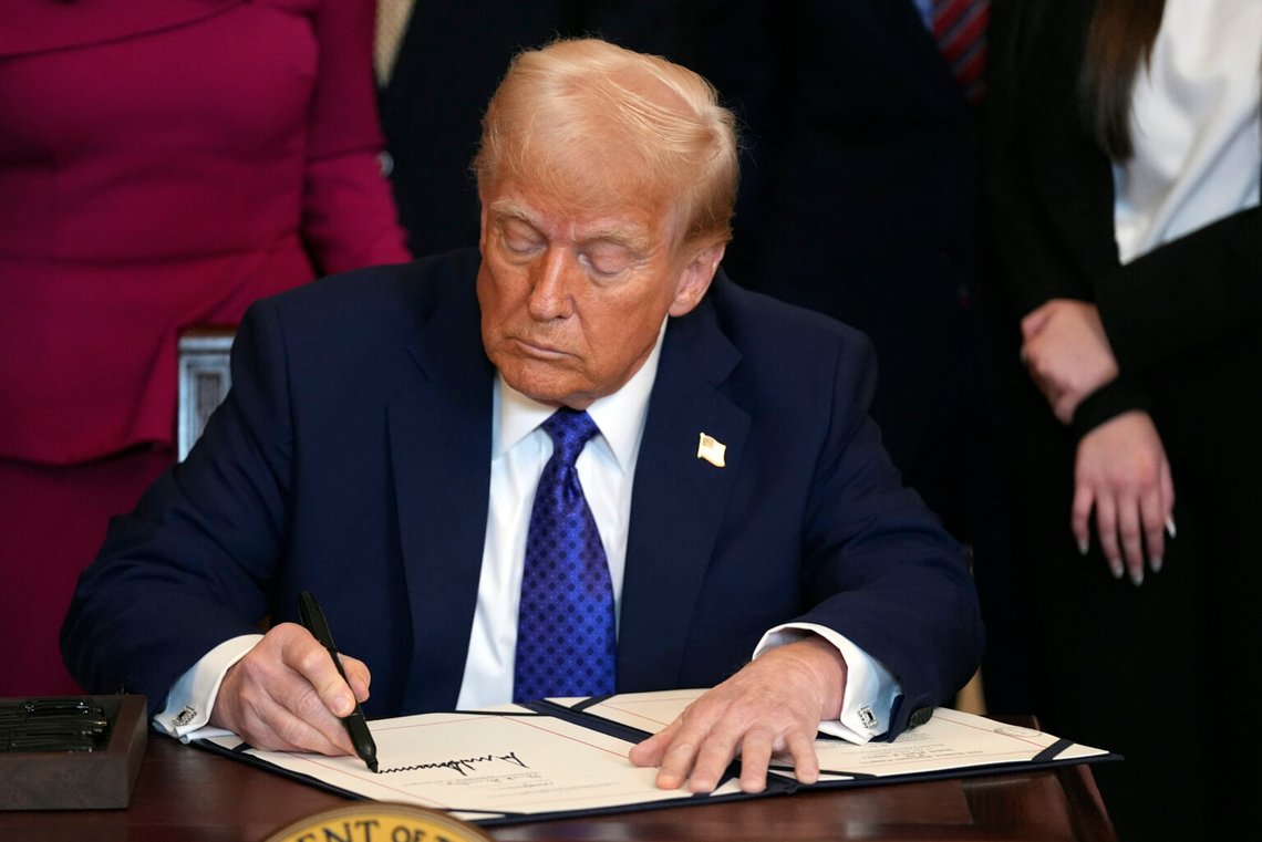 President Donald Trump undertecknar Laken Riley Act under ett evenemang i Vita husets östra rum, 29 januari 2025, i Washington. (AP Photo/Evan Vucci) President Donald Trump undertecknar Laken Riley Act under ett evenemang i Vita husets östra rum, 29 januari 2025, i Washington. (AP Photo/Evan Vucci)