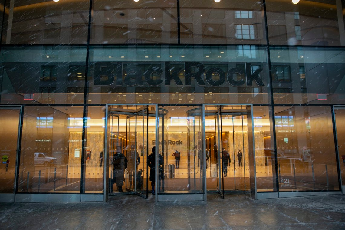Från entrén till BlackRocks högkvarter i New York den 14 mars 2023. Foto: Ted Shaffrey / AP / NTB. Från entrén till BlackRocks högkvarter i New York den 14 mars 2023. Foto: Ted Shaffrey / AP / NTB.