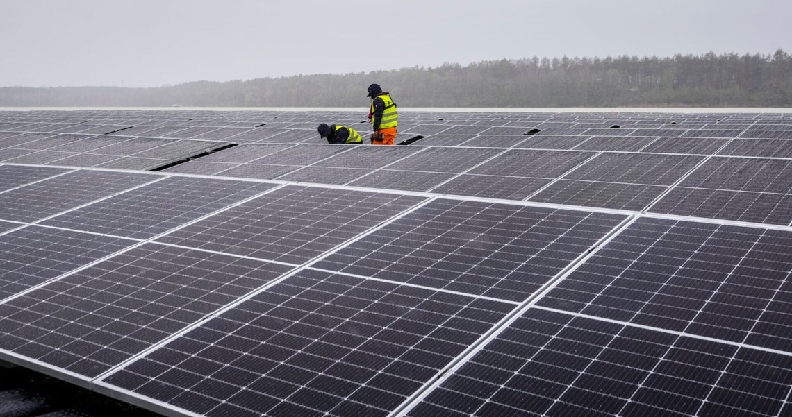 Solpaneler installeras på ett flytande solkraftverk i en sjö nära Haltern, Tyskland, den 1 april 2022. Foto: Martin Meissner / AP / NTB. Solpaneler installeras på ett flytande solkraftverk i en sjö nära Haltern, Tyskland, den 1 april 2022. Foto: Martin Meissner / AP / NTB.