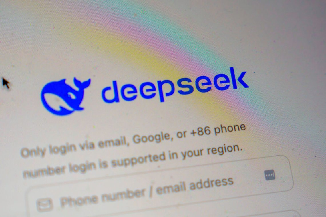 Det kinesiska företaget DeepSeeks chatbot för artificiell intelligens har stigit till toppen av listan över nedladdade appar för Apple-produkter – och går om ChatGPT. Foto: Skärmdump / NTB Det kinesiska företaget DeepSeeks chatbot för artificiell intelligens har stigit till toppen av listan över nedladdade appar för Apple-produkter – och går om ChatGPT. Foto: Skärmdump / NTB