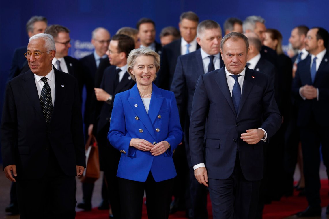 Från vänster går Europeiska rådets ordförande Antonio Costa, EU-kommissionens ordförande Ursula von der Leyen och Polens premiärminister Donald Tusk tillsammans med andra ledare inför ett gruppfoto vid ett EU-toppmöte i Bryssel den 19 december 2024. Foto: Geert Vanden Wijngaert / AP Photo Från vänster går Europeiska rådets ordförande Antonio Costa, EU-kommissionens ordförande Ursula von der Leyen och Polens premiärminister Donald Tusk tillsammans med andra ledare inför ett gruppfoto vid ett EU-toppmöte i Bryssel den 19 december 2024. Foto: Geert Vanden Wijngaert / AP Photo