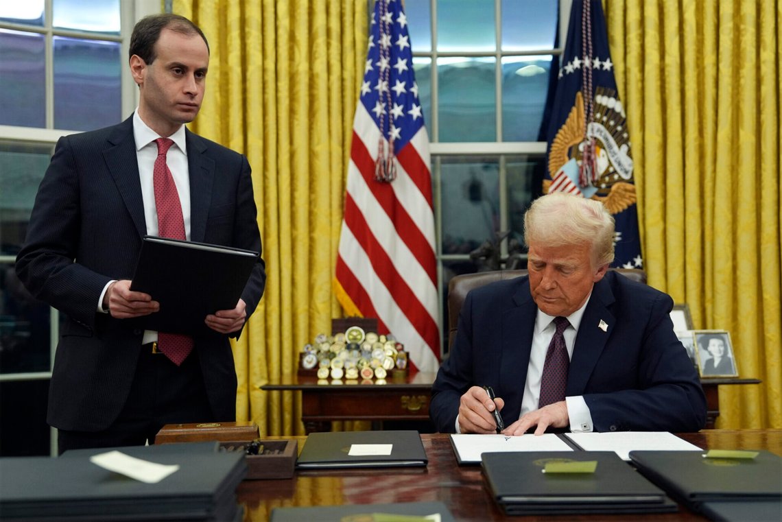 Donald Trump undertecknar en presidentorder i Vita huset den 20 januari 2025. Foto: Evan Vucci / AP / NTB. Donald Trump undertecknar en presidentorder i Vita huset den 20 januari 2025. Foto: Evan Vucci / AP / NTB.