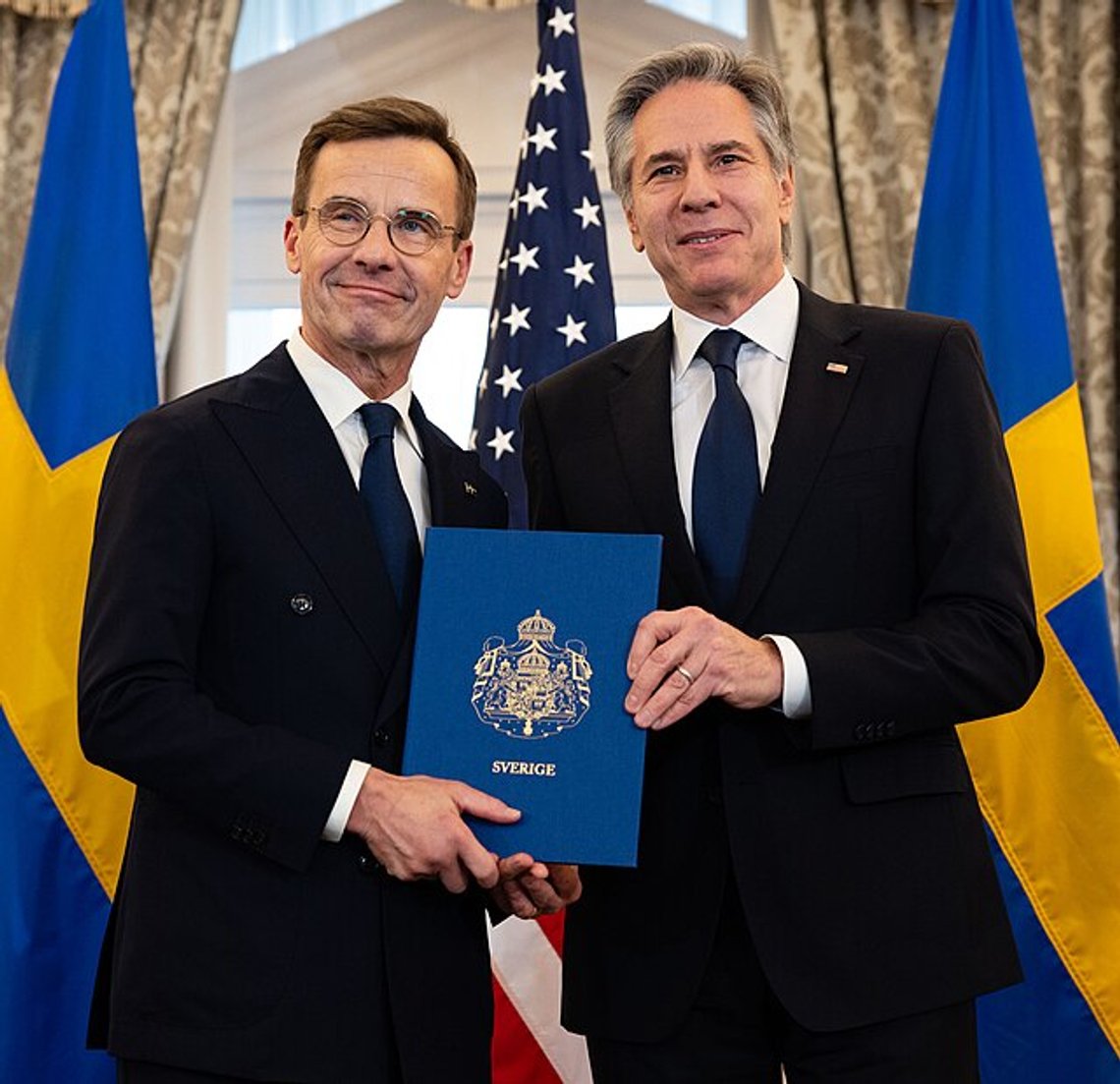 Så här nöjd var statsminister Ulf Kristersson när han fick leda Sverige in i Nato. Här med USA:s utrikesminister Antony Blinken under ratificeringsceremonin vid utrikesdepartementet i Washington, D.C. den 7 mars 2024. Foto: U.S. Department of State / Wikimedia Commons Så här nöjd var statsminister Ulf Kristersson när han fick leda Sverige in i Nato. Här med USA:s utrikesminister Antony Blinken under ratificeringsceremonin vid utrikesdepartementet i Washington, D.C. den 7 mars 2024. Foto: U.S. Department of State / Wikimedia Commons