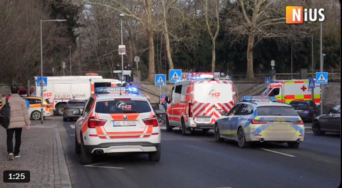 Polis och räddningstjänst på plats efter knivattack i Bayern, Tyskland. Stillbild/ NIUS Polis och räddningstjänst på plats efter knivattack i Bayern, Tyskland. Stillbild/ NIUS